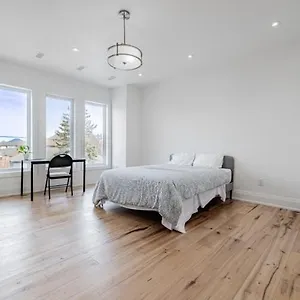 Homestay Executive In Next To Yorkdale Shopping Centre, Toronto